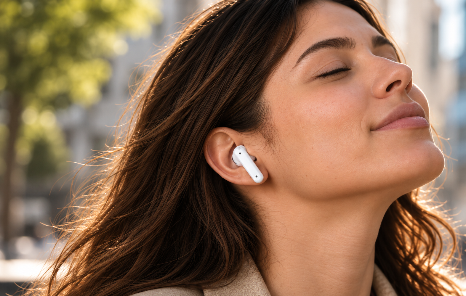 Mulher usando PBUDS LX10 MKII